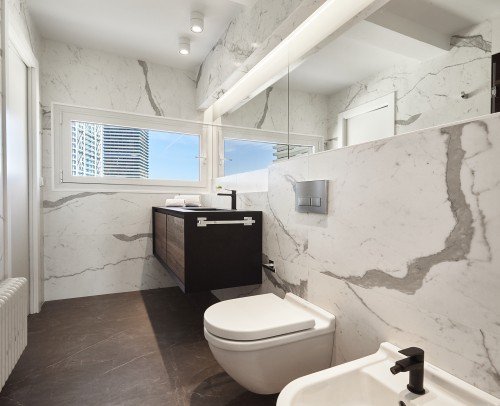 Bathroom design with calacatta finish in Barcelona