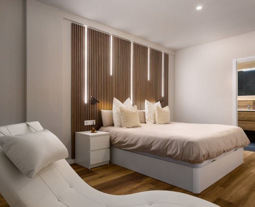 Diseño de habitación suite con paneles madera