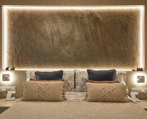 Diseño de cabezal de cama con paneles de piedra en Barcelona