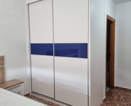 Armario lacado blanco mate con cristal azul