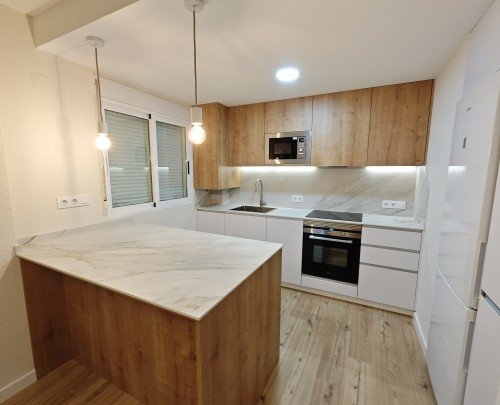 Cocina Modelo Berna Blanco mate combiando con Roble Hamilton