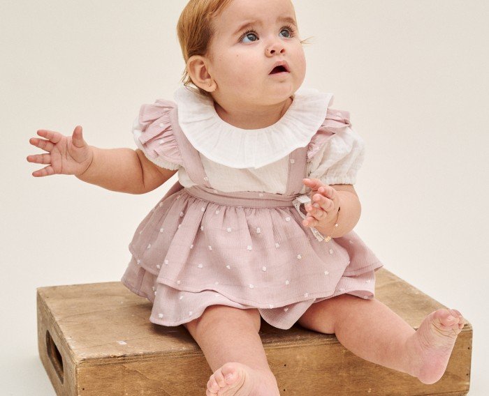 Conjunto de ranita y blusa con volantes y topo rosa de Dadati - Colección Ceremony