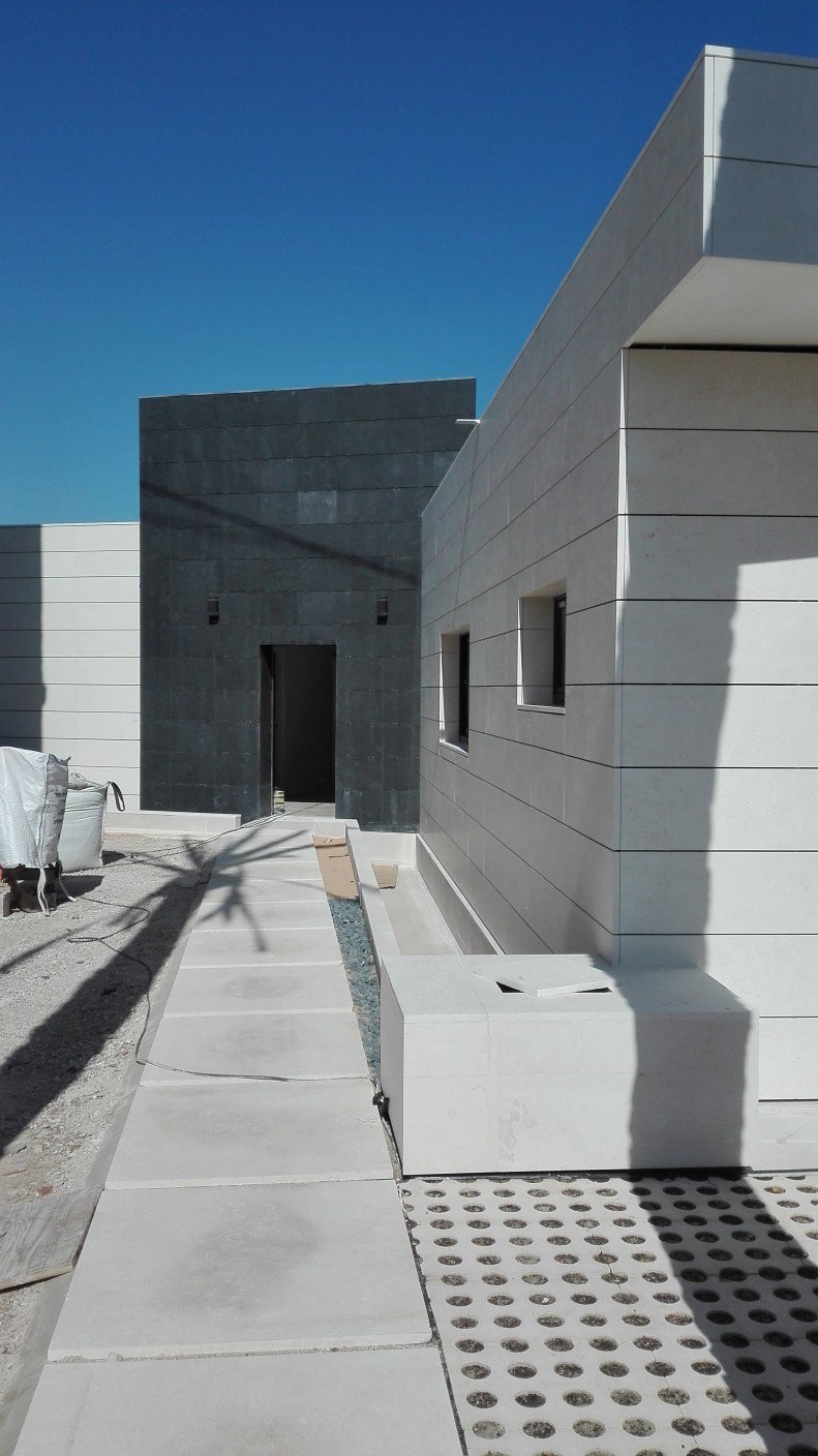 ÚLTIMOS RETOQUES EN LA VIVIENDA DE EL CAMPELLO . ACCESO EXTERIOR VIVIENDA EL CAMPELLO. ACCESO