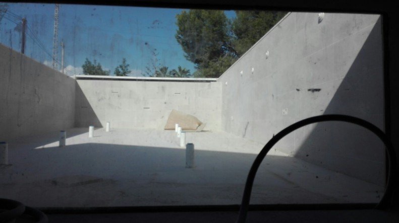ÚLTIMOS RETOQUES EN LA VIVIENDA DE EL CAMPELLO. VISTA DE LA PISCINA DESDE EL SÓTANO VIVIENDA EL CAMPELLO. PISCINA DESDE SÓTANO