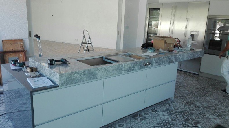 ÚLTIMOS RETOQUES EN LA VIVIENDA DE EL CAMPELLO. COCINA VIVIENDA EL CAMPELLO. COCINA